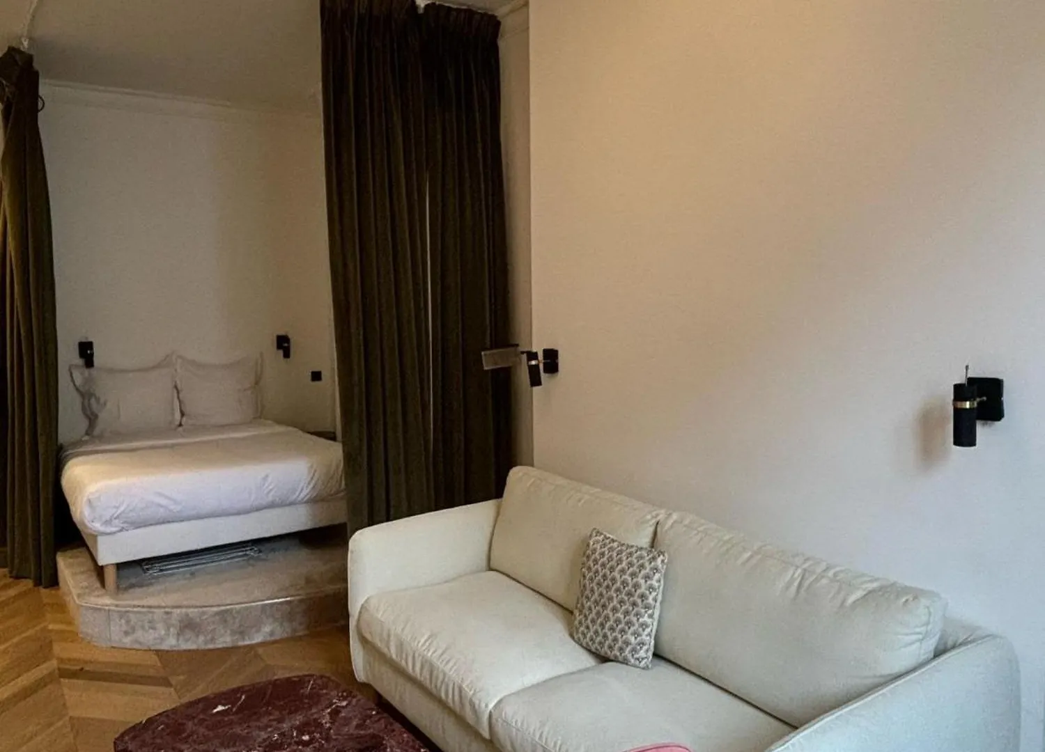Central Apartment Tronchet 1G Paris